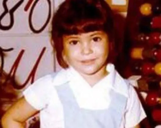 En 1988 participó en el concurso de televisión 'Buscando artista infantil', el cual ganó por tres años consecutivos.