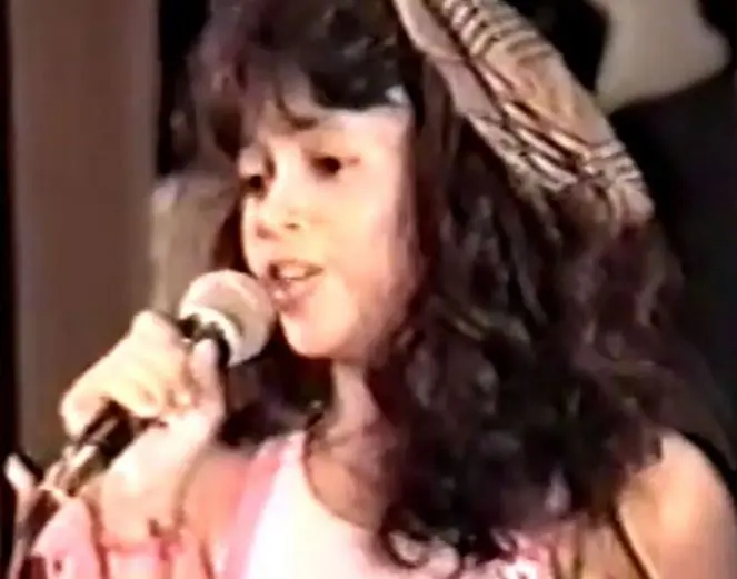 Cuando cumplió 14 años lanzó su primer álbum llamado ' Magia', que incluyó canciones propias.