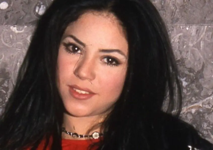 Un año después, publicó su primer álbum oficial 'Pies descalzos', el cual alcanzó ventas de más de 4 millones de ejemplares.