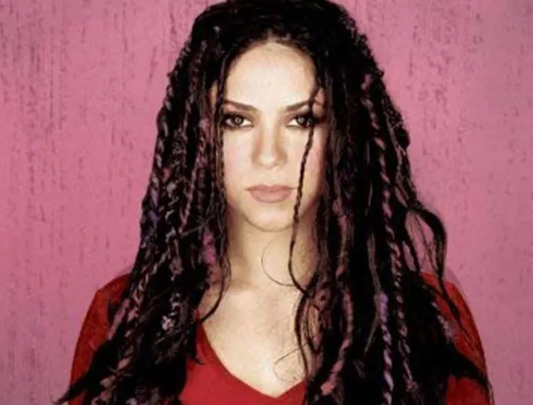 Con su disco '¿Dónde están los ladrones?', lanzado en 1998, se convirtió en la artista más popular de Latinoamérica, pues vendió más de 6 millones de copias.