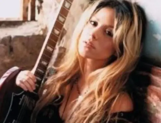 Su éxito internacional llegó en 2001 con el álbum 'Laundry Service', que vendió 13 millones de ejemplares, el cual se posicionó como el crossover más exitoso de todos los tiempos.