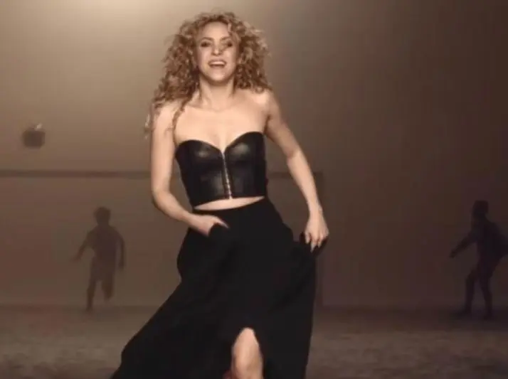 En 2014, Shakira cantó la canción 'La La La' junto con Carlinhos Brown en la ceremonia de clausura de la Copa Mundial de Fútbol Brasil 2014 en el Estadio Maracaná.