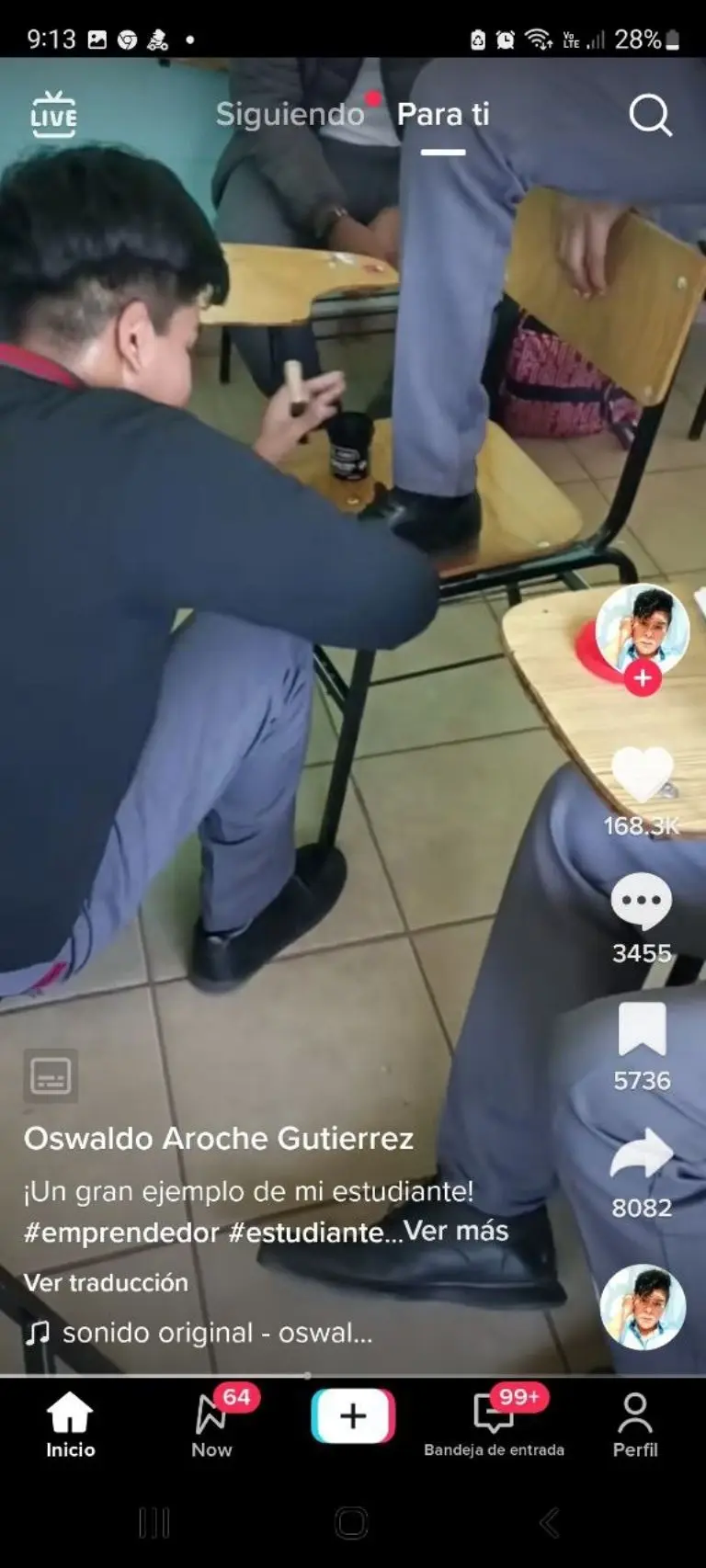 Estudiante bolea zapatos de sus compañañeros - Tomada de video