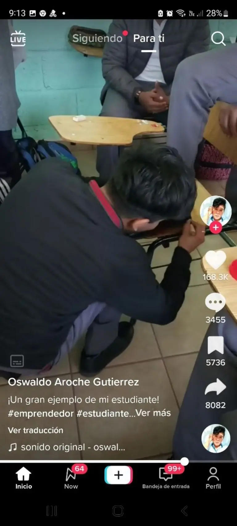 Estudiante bolea zapatos de sus compañeros - Tomada de video