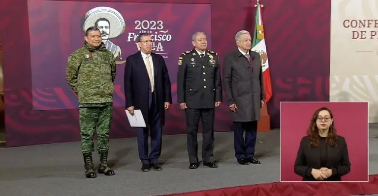 AMLO y el titular de Sedena con los nuevos mandos. Imagen: Conferencia matutina.