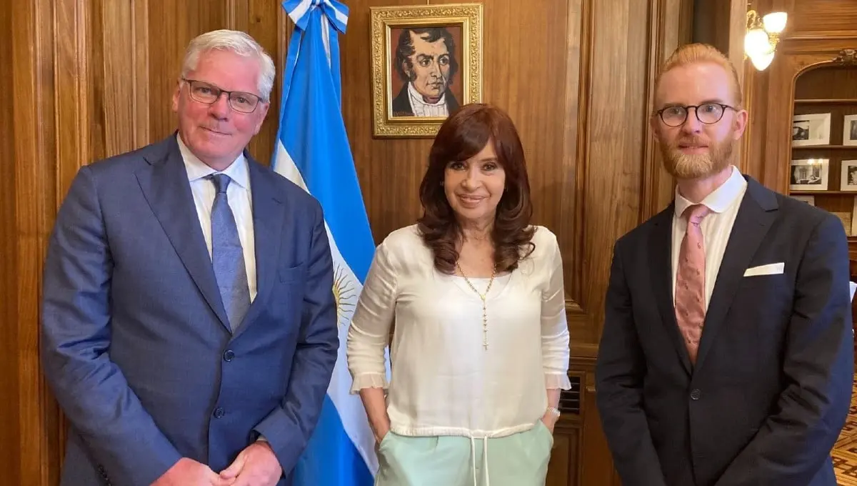 Cristina Kirchner, vicepresidenta de Argentina, tambi&eacute;n recibi&oacute; a Kristinn Hrafnsson y a Joseph Farrell, quienes reclaman la libertad del periodista Julian Assange.