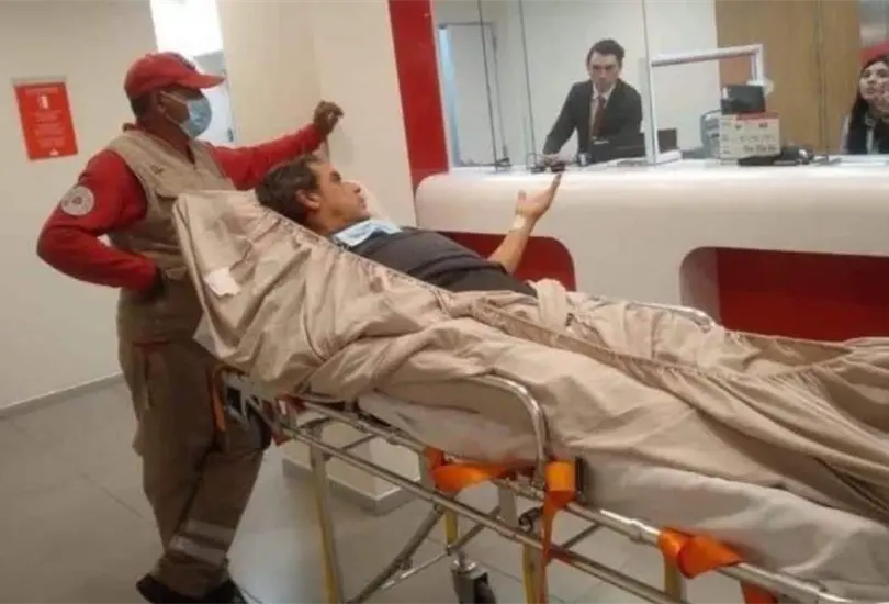 Hombre llega en camilla al banco en el Edomex