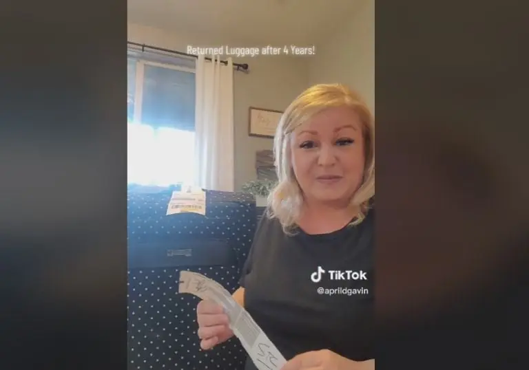 Pasajera recupera su maleta después de 4 años (TikTok)