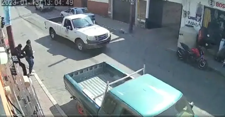 El asaltante se aproximó a la mujer por la espalda. Imagen: captura de pantalla.