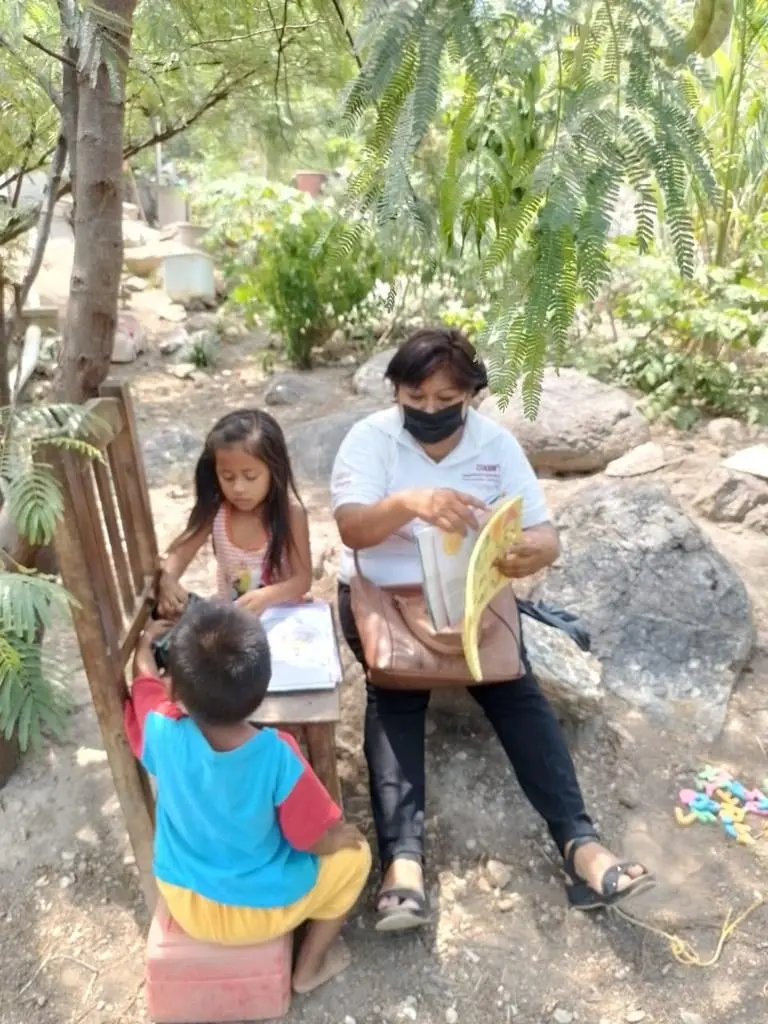 Educadora Comunitaria de Primera Infancia del CONAFE en sesi&oacute;n. 