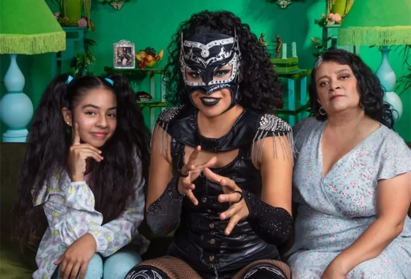 La lucha libre es parte fundamental de la cultura mexicana, y esta serie nos contar&aacute; m&aacute;s sobre ella. Te decimos qui&eacute;nes forman el elenco de &acute;Contra las cuerdas&acute; de Netflix.