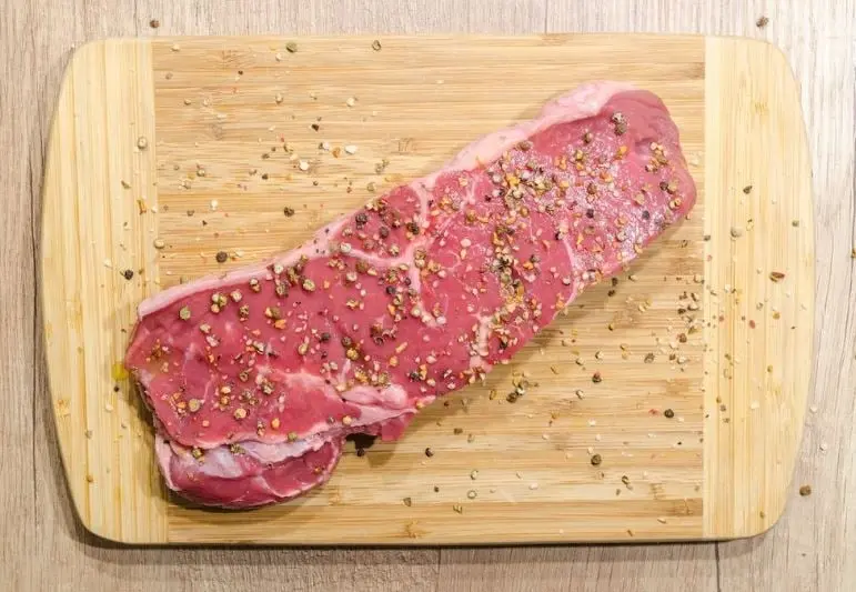 La carne cruda puede contener bacterias como la Salmonella y la E. Coli que pueden causarles problemas gastrointestinales.