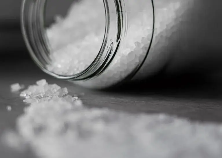 Si tu perro consume una gran cantidad de sal además de ocasionarle sed y micciones excesivas, puede sufrir envenenamiento por iones de sodio. Las señales de que consumió alimentos salados son diarrea, vómito, depresión, fiebre y convulsiones.