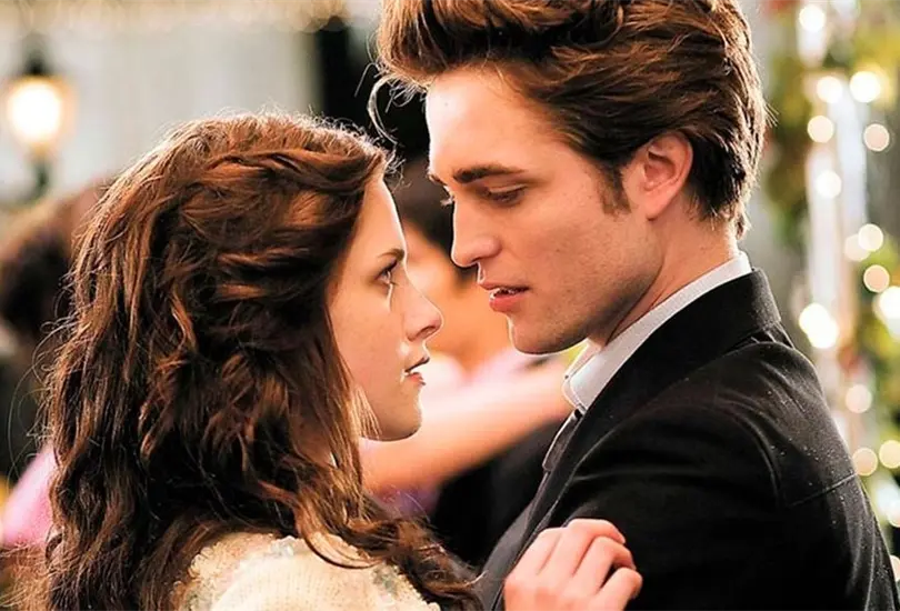 Esta pel&iacute;cula de fantas&iacute;a rom&aacute;ntica se estren&oacute; en noviembre de 2008. Te presentamos c&oacute;mo luce el elenco de Crep&uacute;sculo, tras 15 a&ntilde;os.