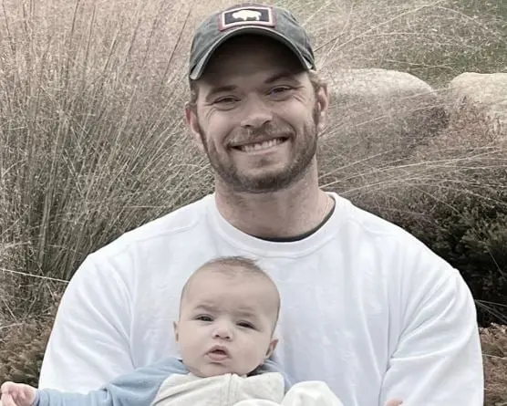 Era el hermano fornido de Edward Cullen y novio de Rosalie.