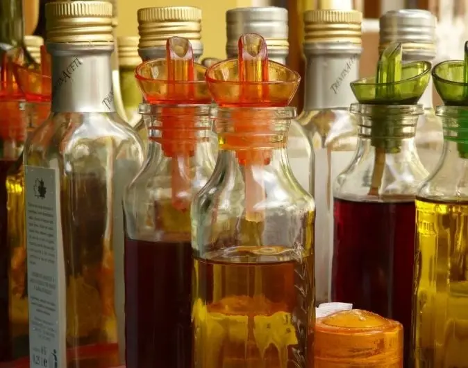 Seg&uacute;n una investigaci&oacute;n del Instituto del Vinagre, la naturaleza &aacute;cida de este producto hace que no caduque, por lo que puedes consumirlo sin ning&uacute;n problema.