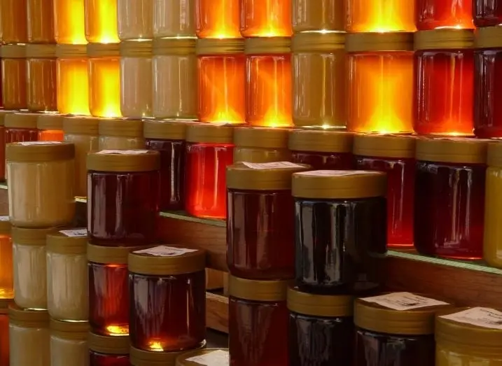 La miel contiene propiedades antibacterianas, las cuales la conservan en buenas condiciones. Puede que cambie la textura o el color, pero es seguro comerla.