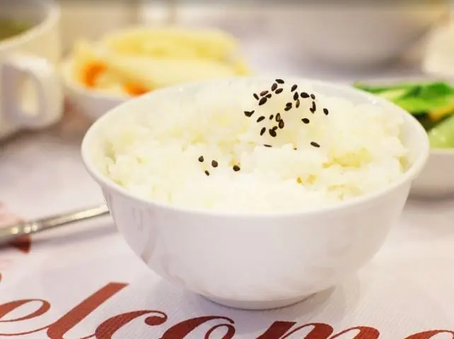 Un estudio de la Universidad de Utah dio a conocer que si el arroz blanco se almacena 21&deg;C, con absorbentes de ox&iacute;geno, puede durar hasta 10 a&ntilde;os. Si se almacena a una temperatura menor a 4&deg;C, bien sellado, puede durar hasta 30 a&ntilde;os.