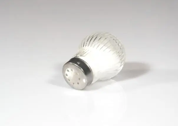 La sal es otro de los productos que puede durar mucho tiempo en tu alacena, aunque para que perdure m&aacute;s tiempo, debe estar en un lugar libre de humedad, de lo contrario, podr&iacute;a endurecerse.