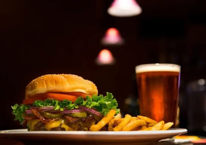 La fecha indicada en la lata o botella es el tiempo l&iacute;mite que ponen las empresas para garantizar su sabor y, aunque despu&eacute;s de esa fecha puede perder algunas propiedades, se puede consumir.