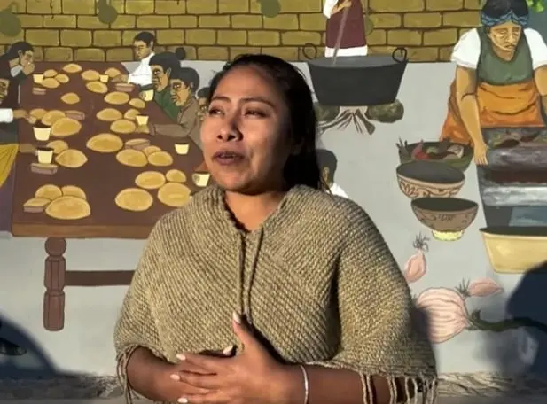 Yalitza muestra c&oacute;mo hacer Chocolate oaxaque&ntilde;o y se hace viral