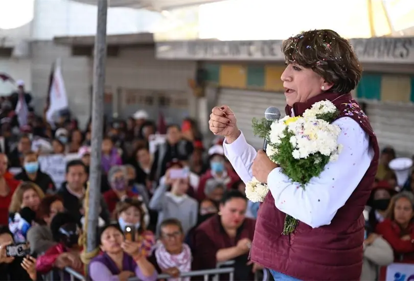 Delfina G&oacute;mez, precandidata de Morena, PT y PVEM a la gubernatura del Estado de M&eacute;xico, durante un acto proselitista en Ecatepec