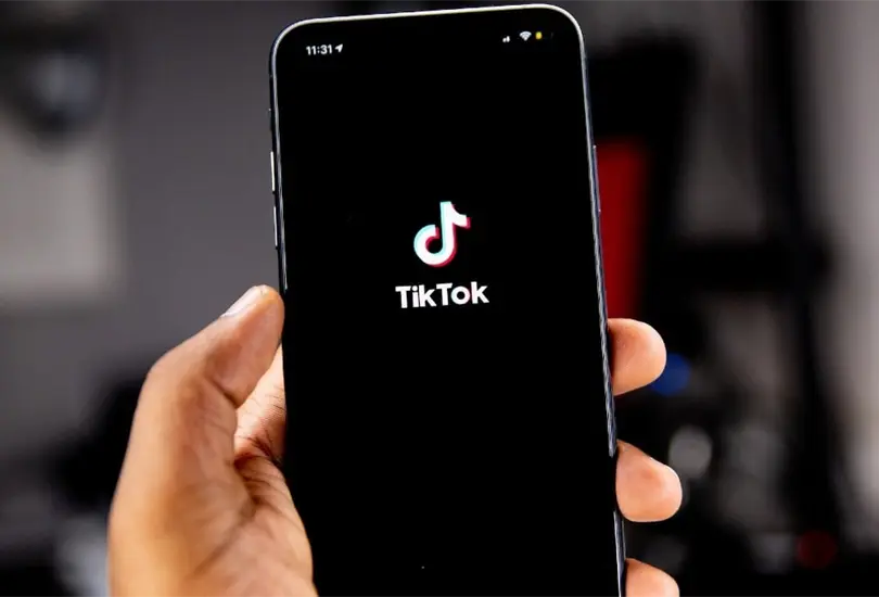 Despiden a empleada por videos de TikTok Despiden a empleada por videos de TikTok