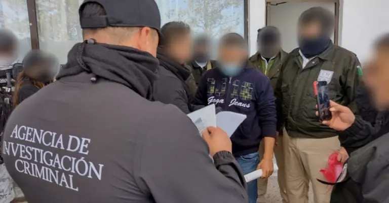 Los agentes estadounidenses entregaron al sospechoso en el caso Ayotzinapa poco antes del mediodía. Imagen: @INAMI_mx.