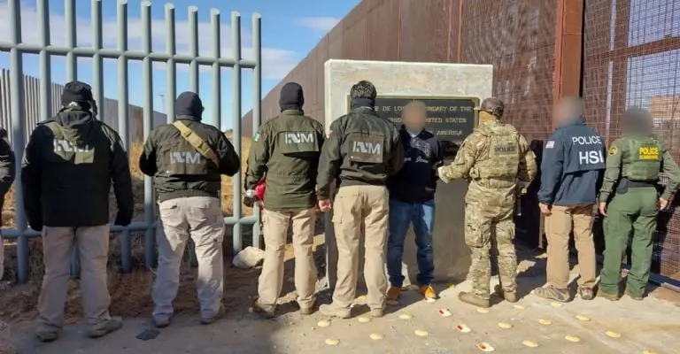 El sospechoso fue dejado en custodia de la FGR para la cumplimentación de su orden de aprehensión. Imagen: @INAMI_mx.