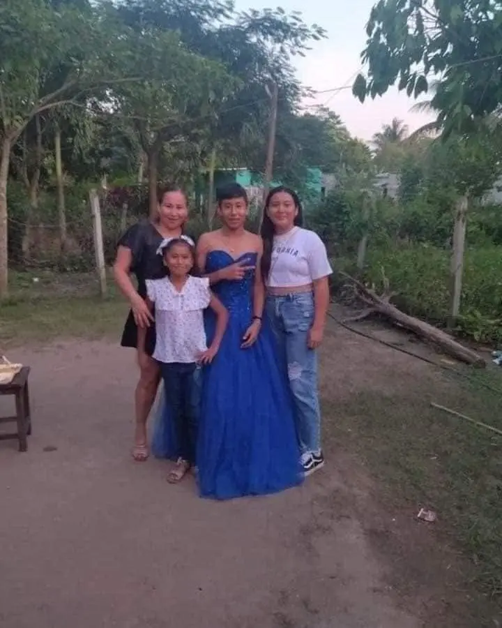Joven usa vestidido de quinceañera, impone moda para festejar XV años Joven usa vestidido de quinceañera, impone moda para festejar XV años