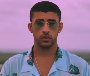 Bad Bunny lanza al mar celular de fan