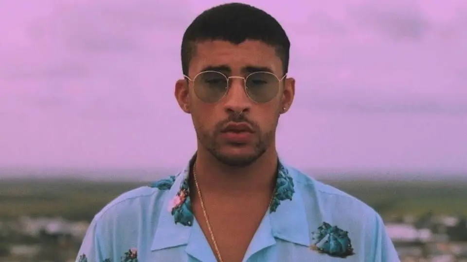 Bad Bunny lanza al mar celular de fan Bad Bunny lanza al mar celular de fan