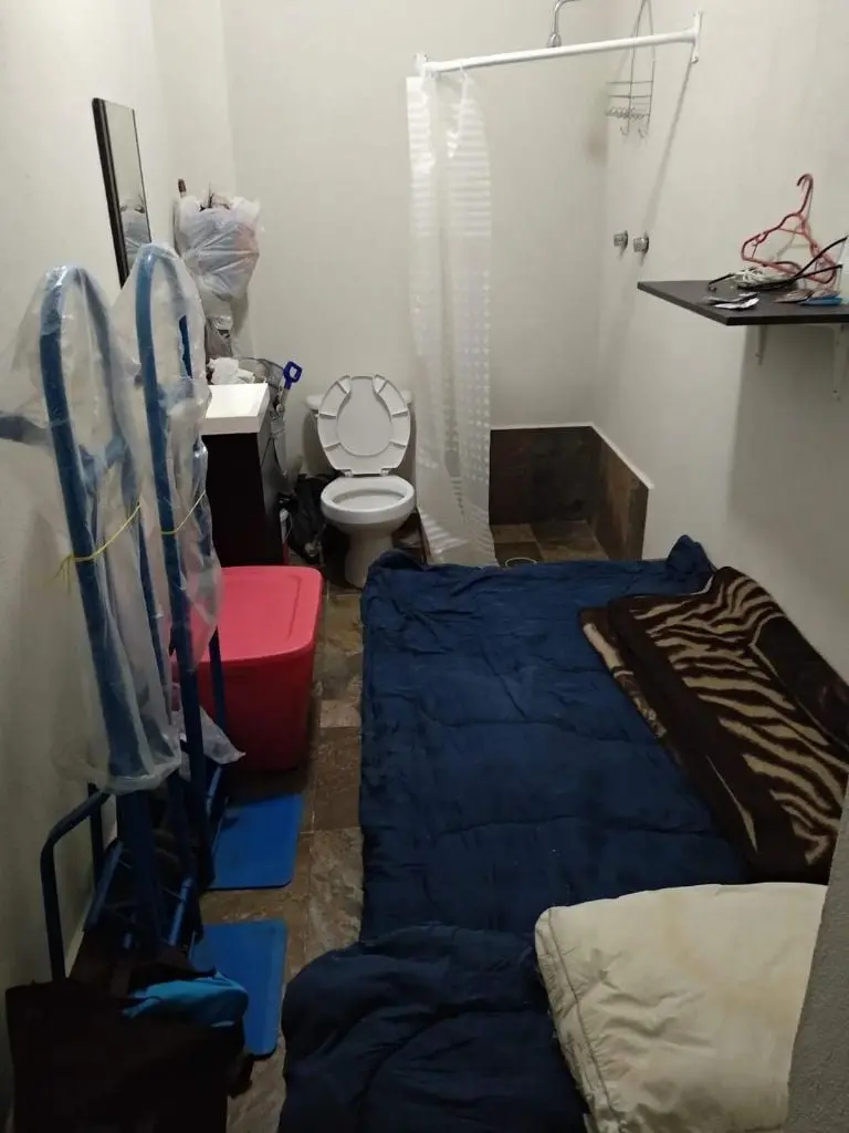 Rentan un baño como mini loft (Facebook)