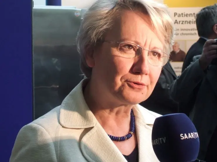 Fue acusada de plagiar su tesis doctoral de 1980. La copia fue alertada por un blogger que presentó las comparaciones entre la tesis de Schavan con la de su colega Karl-Theodor zu Guttenberg. En 2013, la Universidad de Dusseldorf le retiró el título.