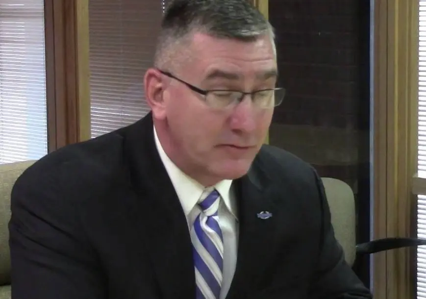 Una investigación de "The New York Times"reveló que Walsh plagió en su tesis de maestría tres cuartas partes del documento de 20 páginas, titulado 'El Caso de la democracia como estrategia nacional a largo plazo'. Por esto, tuvo que renunciar a su campaña de reelección como senador por Montana.