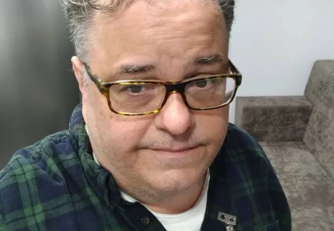 Era un compañero de trabajo de Lois, siempre vivió enamorada de ella. 