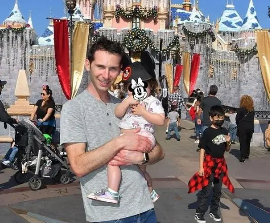 Era el segundo hijo del matrimonio. Era impulsivo y violento, no le gustaba estudiar, pero resultó tener talento para la cocina. 