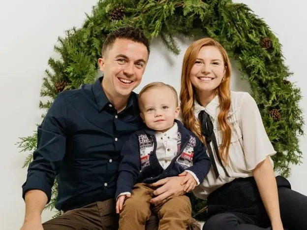 Era el hijo de enmedio. Era un estudiante muy astuto e inteligente y su familia siempre lo consideró como el más talentoso. 