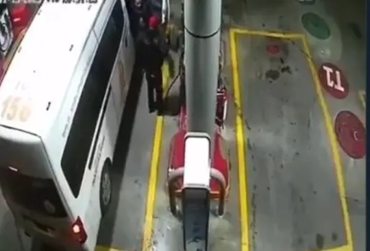 Tripulantes de combi asaltan a empleado de gasolinera Tripulantes de combi asaltan a empleado de gasolinera