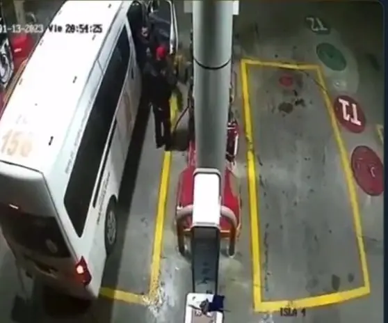 Tripulantes de combi asaltan a empleado de gasolinera Tripulantes de combi asaltan a empleado de gasolinera