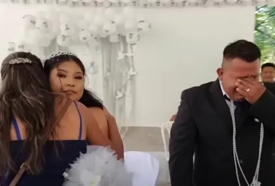 Hombre llora al ver a su ex en su boda