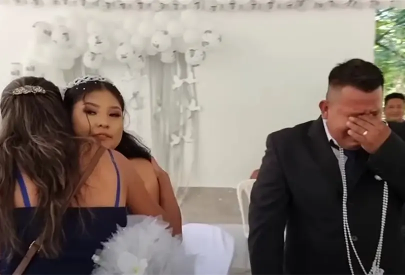 Hombre llora al ver a su ex en su boda