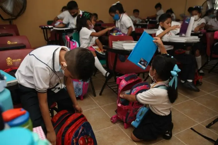 Alumnos de nivel básico en una escuela. Foto: Cuartoscuro.