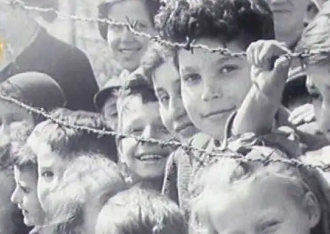 El un crudo documental sobre el horror que vivieron miles de personas durante el Holocausto. Fue filmado por Alfred Hitchcock y reconstruido por el Museo de Guerra Imperial de Londres.