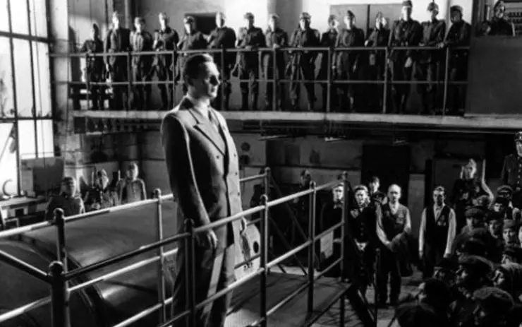Un miembro del partido nazi pone en marcha un plan peligroso para salvar a m&aacute;s de mil jud&iacute;os del Holocausto.