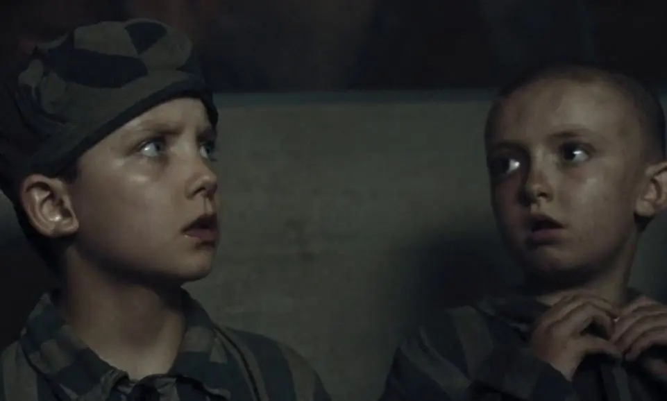 Durante la Segunda Guerra Mundial, el peque&ntilde;o hijo de un comandante de un campo de concentraci&oacute;n desarrolla una amistad prohibida con un ni&ntilde;o jud&iacute;o de 8 a&ntilde;os.