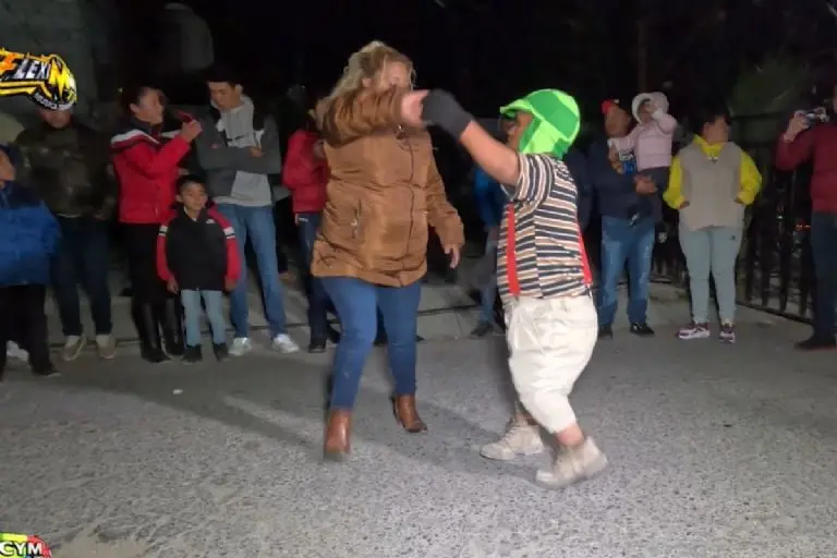 Medio Metro se hizo viral en redes por su forma de bailar cumbia sonidera - Tomada de Facebook