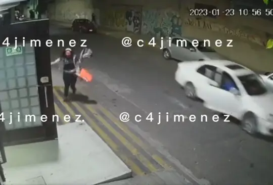 La pareja salió huyendo al percatarse de que dos sujetos comenzaron a dispararles, sin embargo, no les importó dejar a la niña en medio de la balacera La pareja salió huyendo al percatarse de que dos sujetos comenzaron a dispararles, sin embargo, no les importó dejar a la niña en medio de la balacera