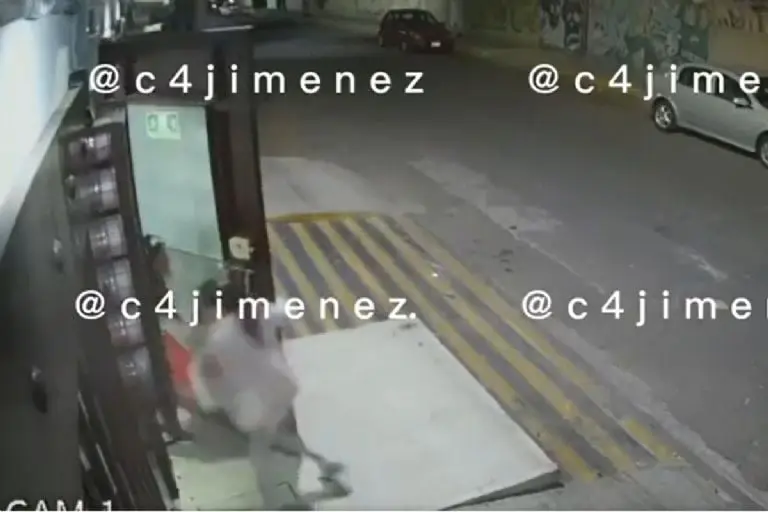 Pareja abandona a su hija - Tomada de video