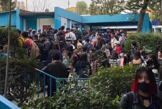 Tras el ataque, el personal del plantel desalojó a más de 5 mil estudiantes Tras el ataque, el personal del plantel desalojó a más de 5 mil estudiantes